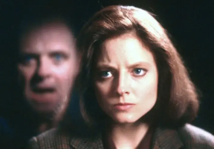 Jodie Foster i Anthony Hopkins w kultowym "Milczenie owiec obsada". Jej spojrzenie pełne determinacji, jego groźne oblicze w tle.