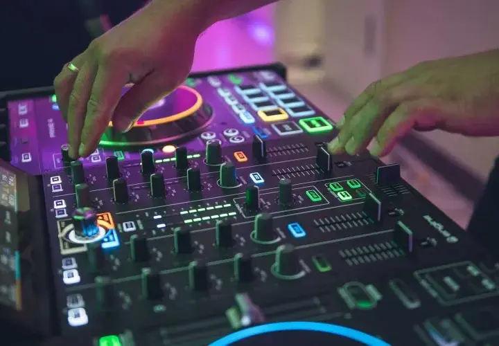 Ile kosztuje DJ na 40 urodziny? Ceny, porady, jak nie przepłacić!
