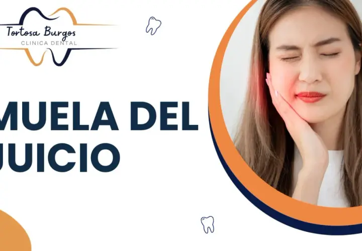 Mujer con dolor de muela del juicio y garganta, con la mano en la mejilla. Texto: "MUELA DEL JUICIO".