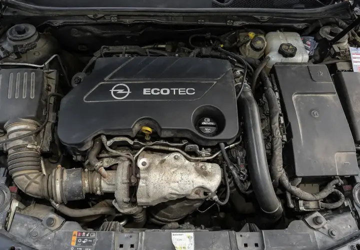 Silnik Opla Ecotec. Widoczne elementy układu dolotowego i turbosprężarki. Objawy uszkodzonej poduszki silnika mogą być różne.