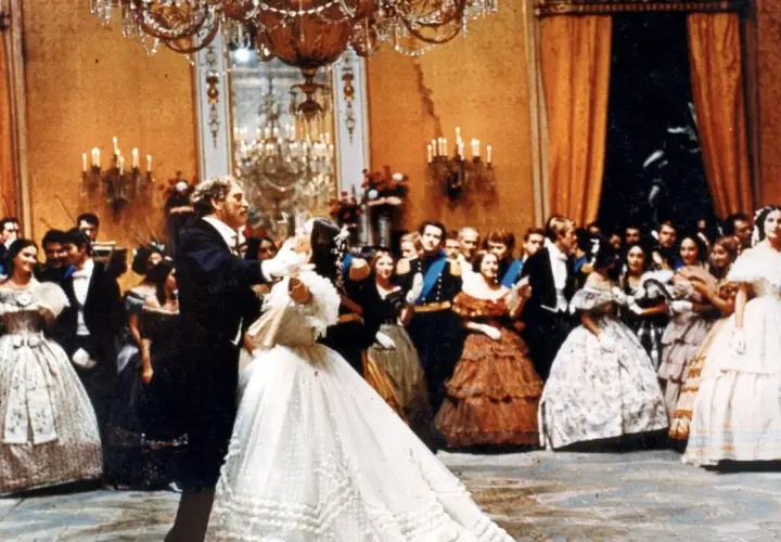 Una scena del ballo ne "Il Gattopardo", con Don Fabrizio che danza con Angelica. Un'icona del cinema.