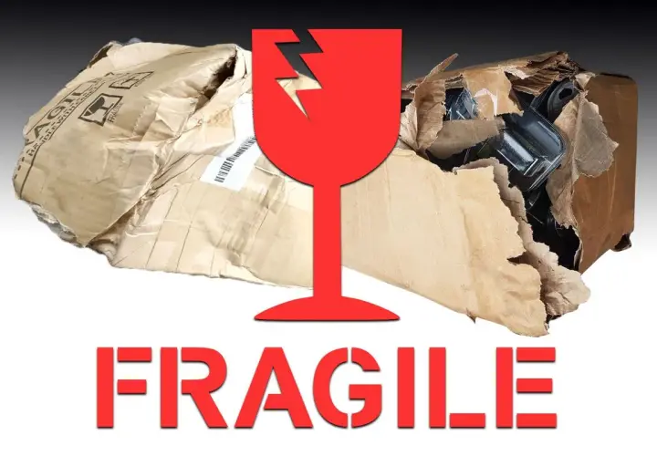 Emballage déchiré et froissé, symbole de verre brisé, indiquant un produit abîmé après déballage.