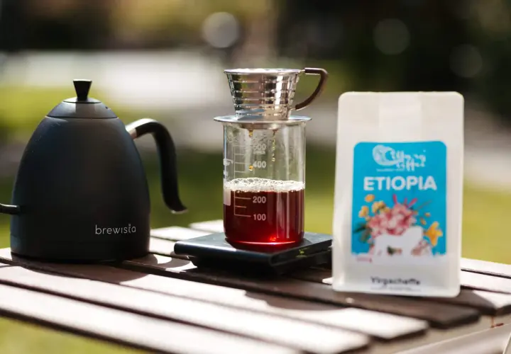 Kawa z Etiopii, Yirgacheffe, parzona metodą przelewową. Czy ta **acidity kawa co to znaczy**? To owocowa, cytrusowa nuta, która dodaje jej charakteru.