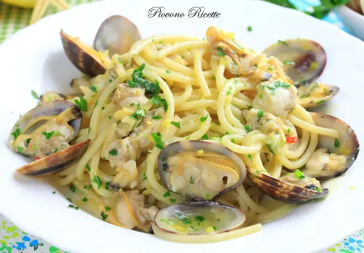 Un piatto invitante di linguine alle vongole, condite con prezzemolo fresco e un filo d'olio.