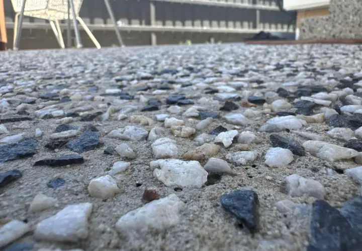Nahaufnahme von grobem Kies und Sand, der zeigt, wie man Waschbeton herstellt.