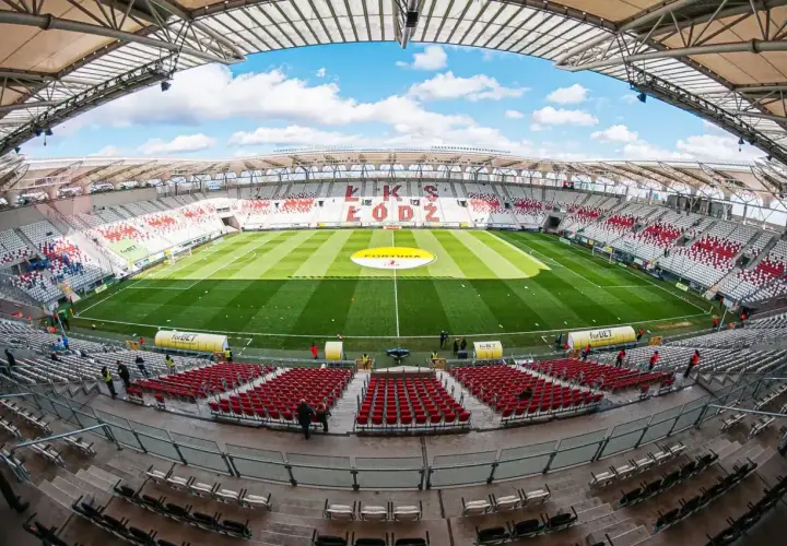 Stadion ŁKS Łódź gotowy na mecz. Widok na trybuny i boisko. Statystyki meczu ŁKS Łódź – Stal Rzeszów będą dostępne po spotkaniu.