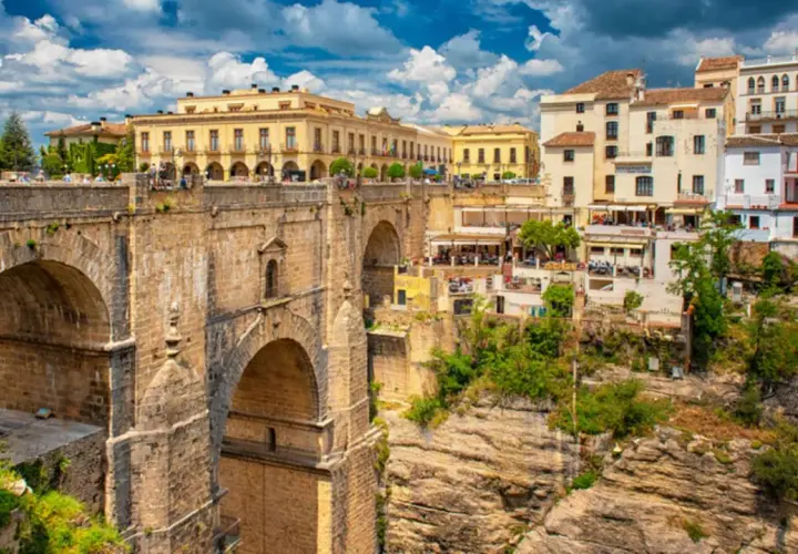 Ronda, Spanien: Eine beeindruckende Brücke überspannt eine tiefe Schlucht. Perfekt für reiseziele im November.