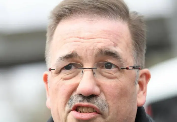 Nahaufnahme von Manfred Wagner mit Brille und Schnurrbart, der nachdenklich in die Kamera blickt.