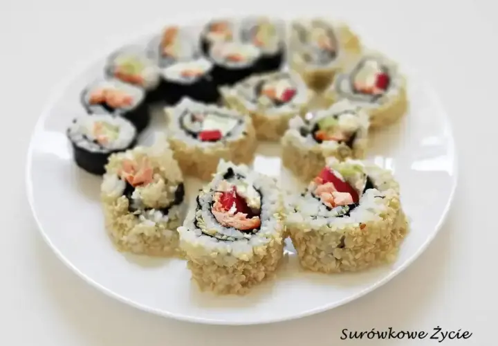 Talerz pełen pysznego california sushi, z łososiem, awokado i sezamem. Idealne na lekki posiłek.