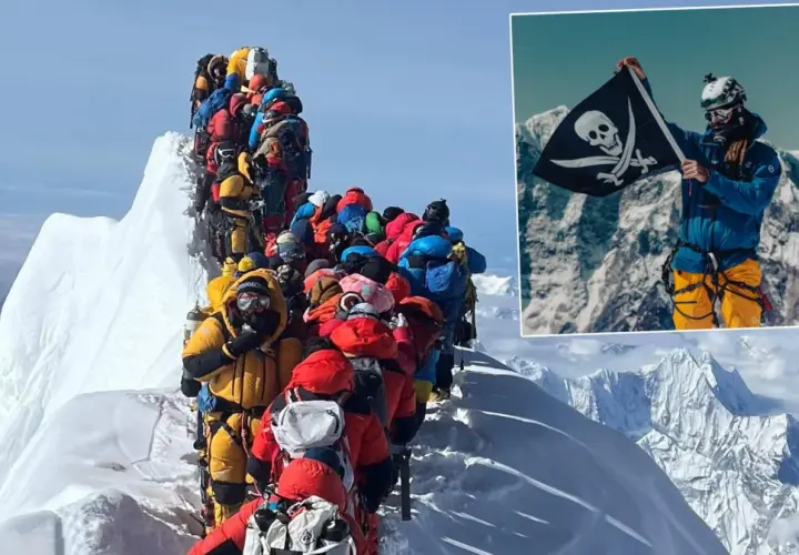 Kolejka wspinaczy na szczycie Everestu. W rogu pirat z flagą, wszystko za Everest.