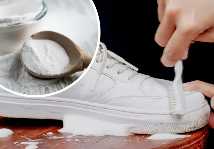 Jak wyczyścić białe buty? Soda oczyszczona na drewnianej łyżce i szczoteczka do czyszczenia białych sneakersów.