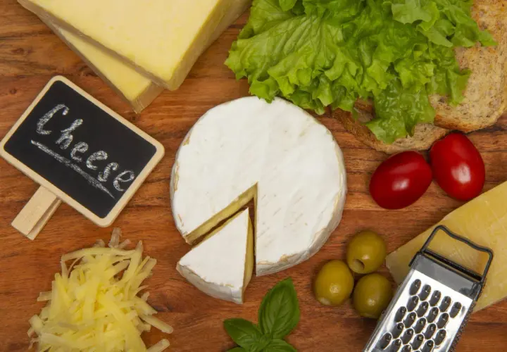 Deska serów: camembert, parmezan, żółty ser, oliwki, pomidorki, sałata i grzanka. Idealny ser na każdą okazję.