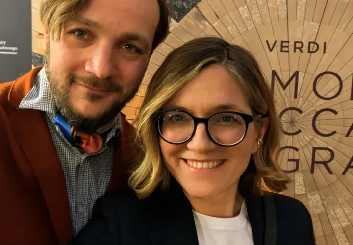 Magdalena Biejat z mężem na tle plakatu "Verdi - Mon Cca Gra".