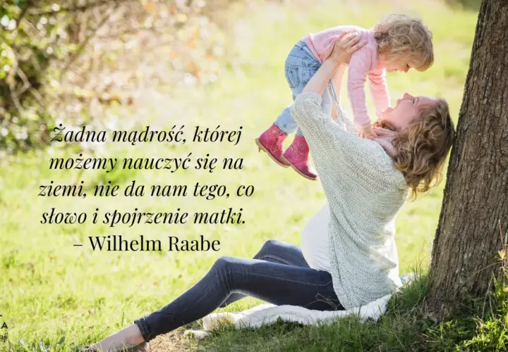Matka podnosi dziecko, a na obrazie widnieją cytaty o mamie.
