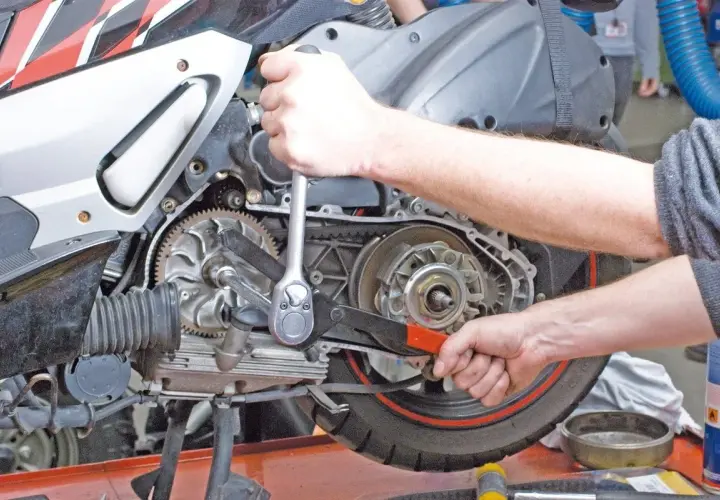 Manutenzione scooter: cambio olio 125 ogni quanto? Riparazione motore con chiavi e attrezzi.