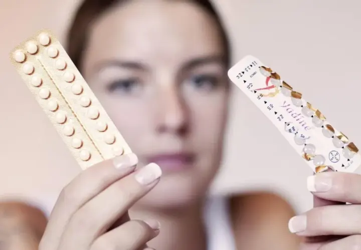 Frau hält zwei Pillenpackungen. Eine ist leer, die andere zeigt noch viele Pillen. Die pille zeitverschiebung ist ein wichtiges Thema.