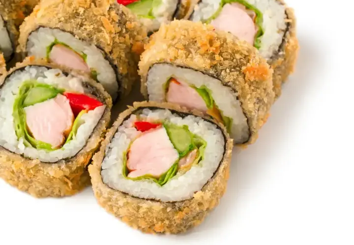 Chrupiące rolki sushi z kurczakiem, ogórkiem, papryką i sałatą, obtoczone w panko.