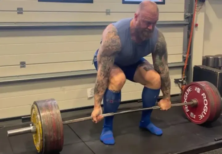 Hafþór Júlíus Björnsson przygotowuje się do podniesienia ciężaru, który ustanowił **rekord świata w martwym ciągu**.