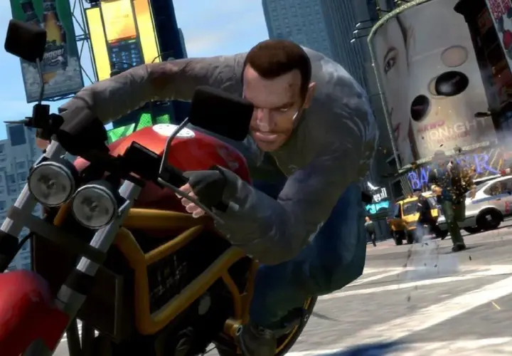 Niko Bellic na motocyklu w mieście, jak w GTA IV na PS5. W tle helikopter i billboardy.