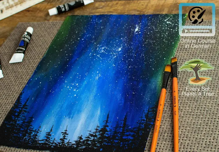 Acrylfarben Kinder Ideen: Ein Sternenhimmel über einem Wald, gemalt mit leuchtenden Blautönen. Pinsel und Farben liegen bereit.