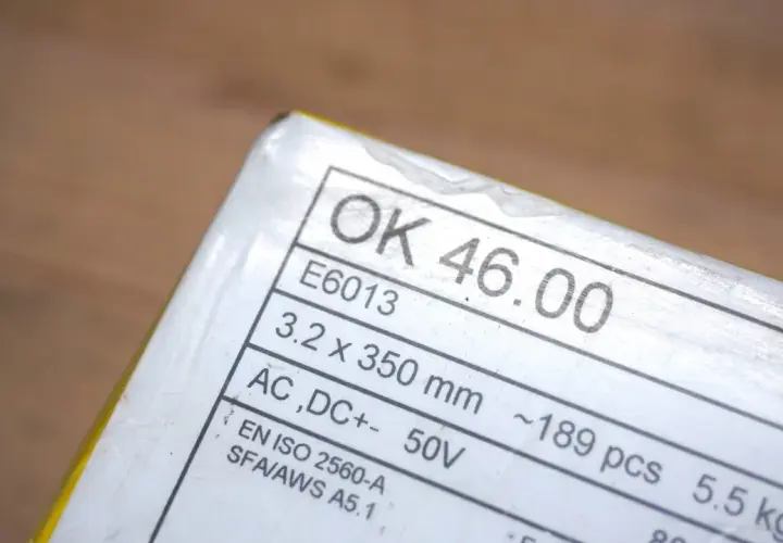 Opakowanie elektrod 6013, model OK 46.00, 3.2x350mm, AC/DC+, ~189 sztuk, 5.5kg. Idealne do spawania.