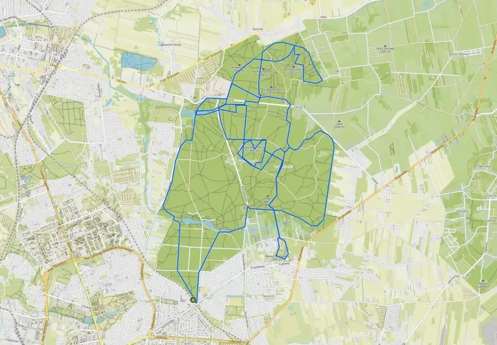 Mapa z zaznaczonymi trasami rowerowymi w lesie. Widoczne drogi, ścieżki i punkty orientacyjne.