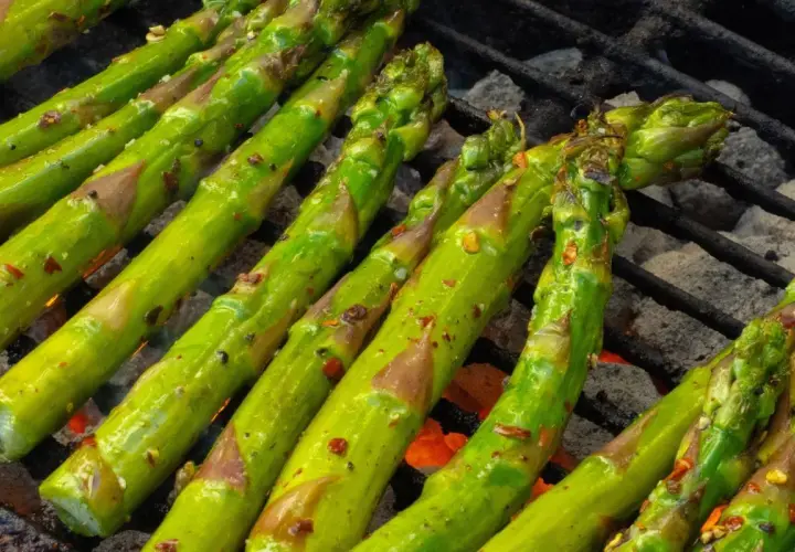 Zielone szparagi z grilla, przyprawione i lekko przypieczone, kuszą aromatem.