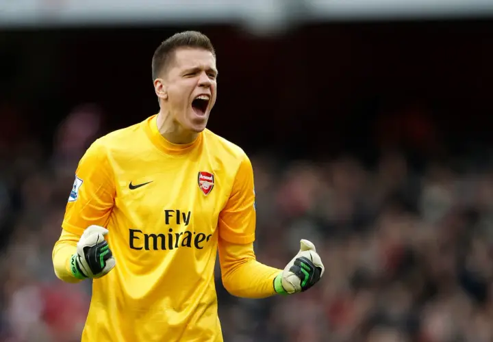 Wojciech Szczęsny w żółtej koszulce Arsenalu, krzyczy z radości. Grał też w Romie i Juventusie.