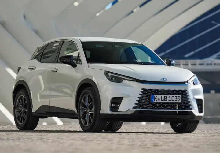 Biały Lexus LBX na tle nowoczesnej architektury. Sprawdź nasze lexus lbx opinie i przekonaj się o jego zaletach.