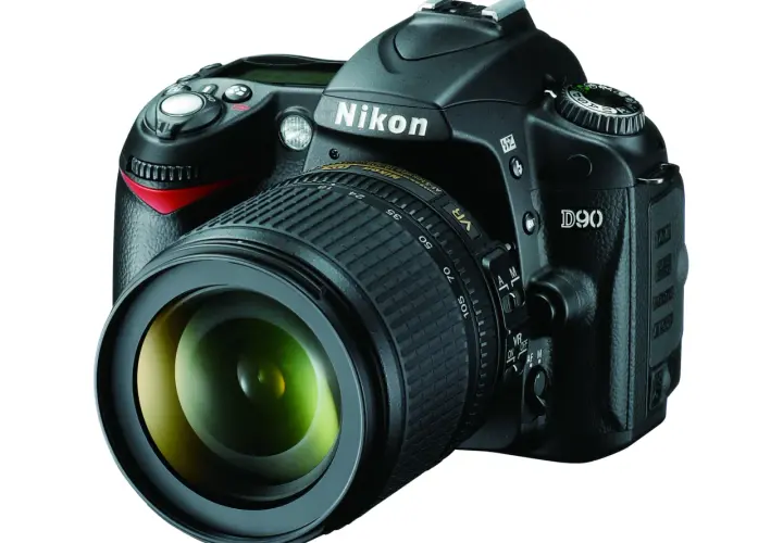 Czarna lustrzanka cyfrowa Nikon D90 z obiektywem.