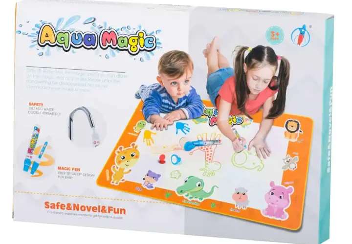 Dzieci rysują na macie aquadoodle. Dziewczynka z kucykami i chłopczyk bawią się magicznym pisakiem, tworząc obrazki zwierząt.