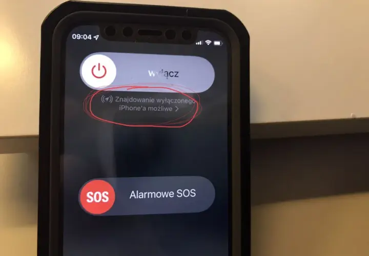 Wyłączony iPhone'a można znaleźć, nawet bez karty SIM. Ekran pokazuje opcje wyłączenia i alarmowe SOS.