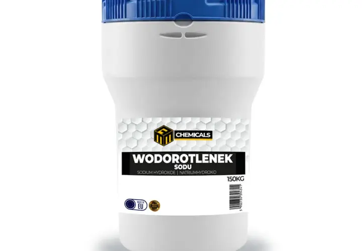 Biały pojemnik z niebieską zakrętką zawiera 150 kg wodorotlenku sodu (sodium hydroxide).