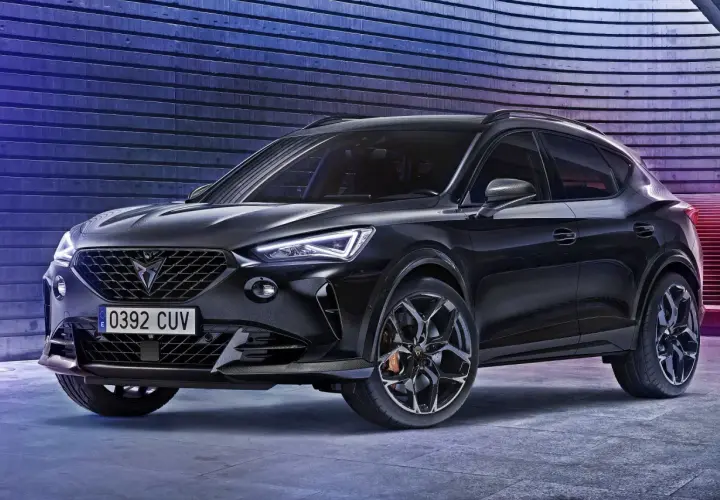 Czarny SUV Cupra Formentor z agresywnym grillem i sportowymi felgami. Cupra to marka dla tych, którzy szukają emocji.