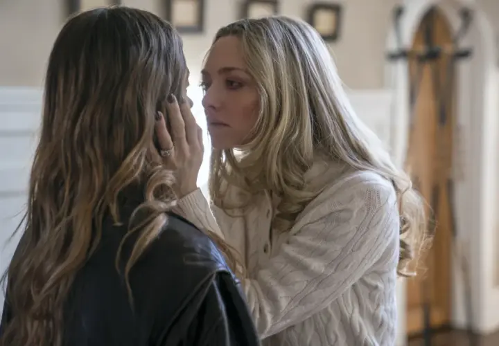 Ostre przedmioty obsada: Amanda Seyfried i inna aktorka w intymnym uścisku, pełnym napięcia.
