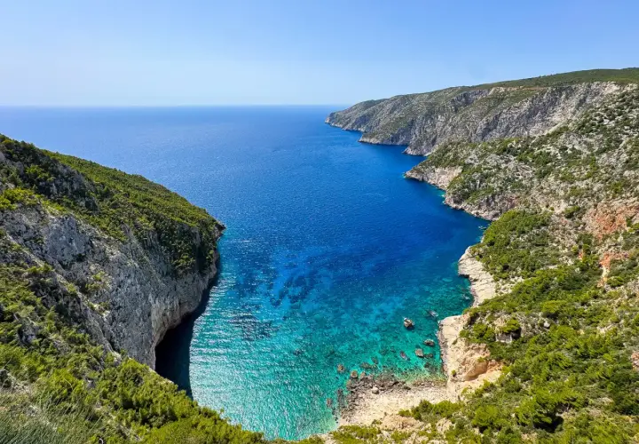 Malownicze zatoczki i klify na Zakynthos, idealne na niezapomniane zakynthos wycieczki fakultatywne. Błękitne morze i zieleń.