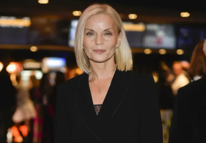 Małgorzata Foremniak w czarnej marynarce, z blond włosami i delikatnym makijażem. Ile lat ma Małgorzata Foremniak? Wiek aktorki to 56 lat.