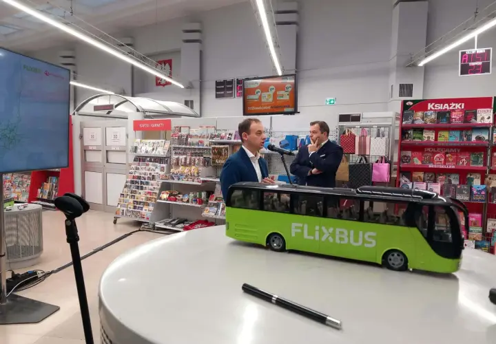 Na prezentacji modelu Flixbus dyskutują, czy można kupić bilet u kierowcy.