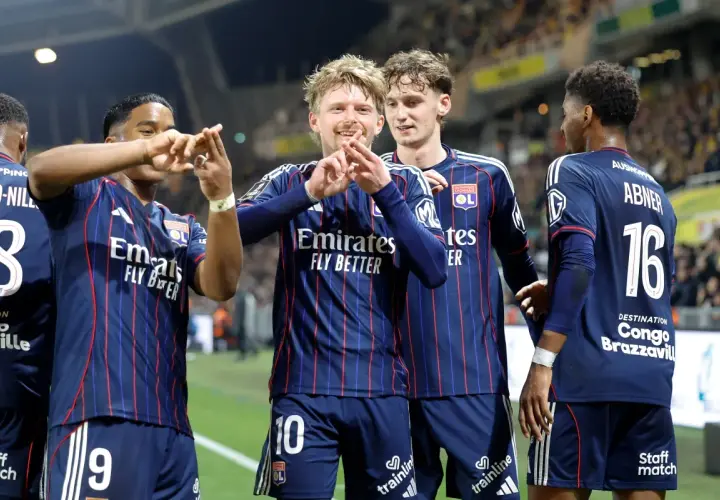 Piłkarze Olympique Lyon świętują bramkę w meczu przeciwko OGC Nice.