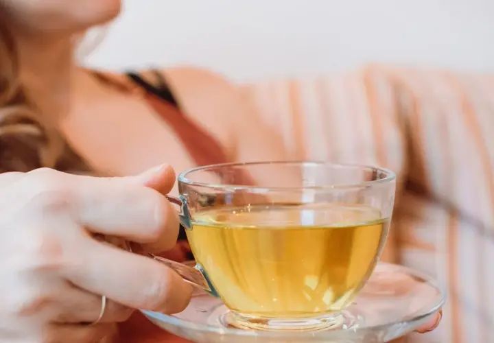 Najskuteczniejsze herbaty na trądzik - naturalne sposoby na piękną cerę