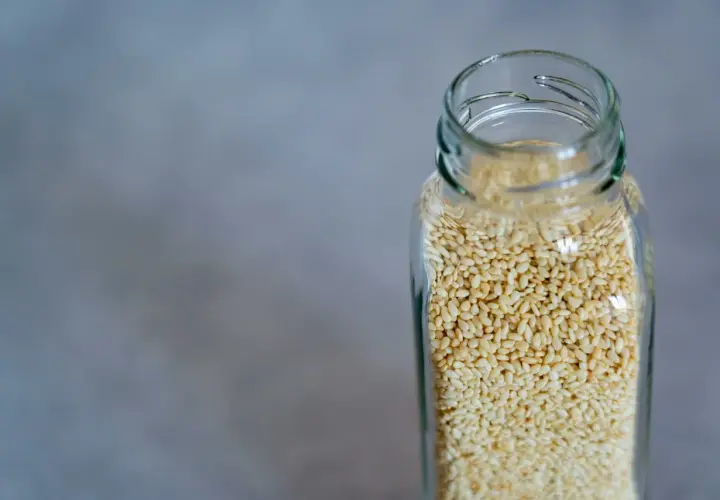 Semi di sesamo in un barattolo di vetro, pronti per la gomasio ricetta.