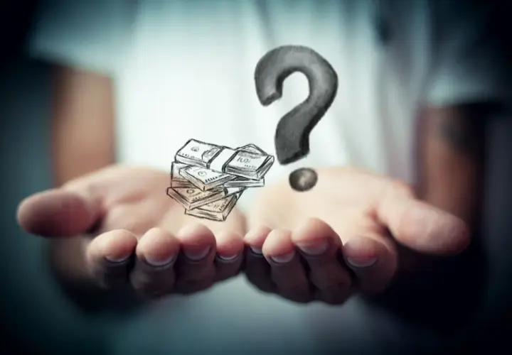 Mains ouvertes tenant des liasses de billets dessinées, avec un point d'interrogation au-dessus. Une question sur la participation aux bénéfices.
