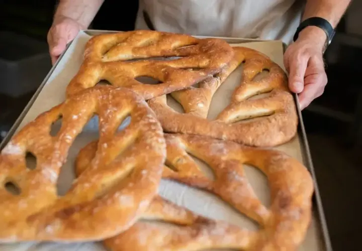 Une fougasse aux grattons feuilletée, dorée et croustillante, sort du four. Un délice à partager !