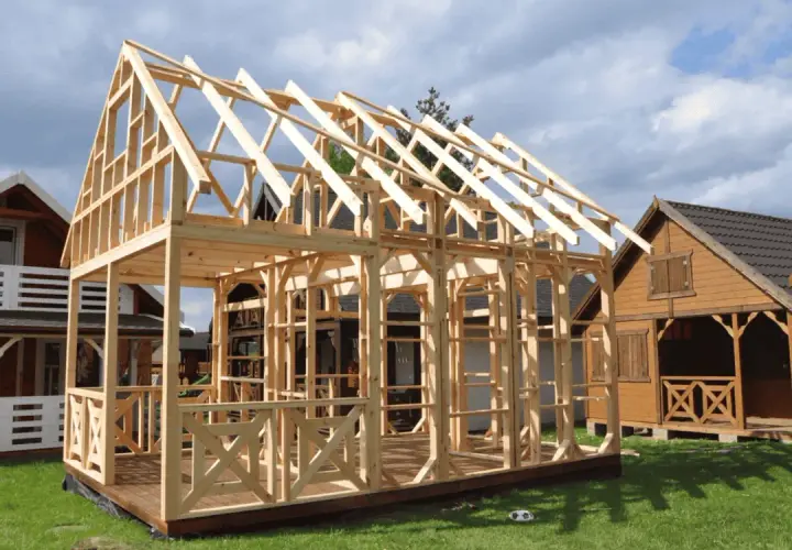 Ile naprawdę kosztuje budowa domku letniskowego 35m²? Sprawdź, jak uniknąć ukrytych kosztów!