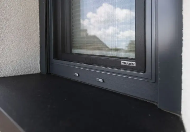 Jak skutecznie przykleić parapet zewnętrzny blaszany, by uniknąć problemów