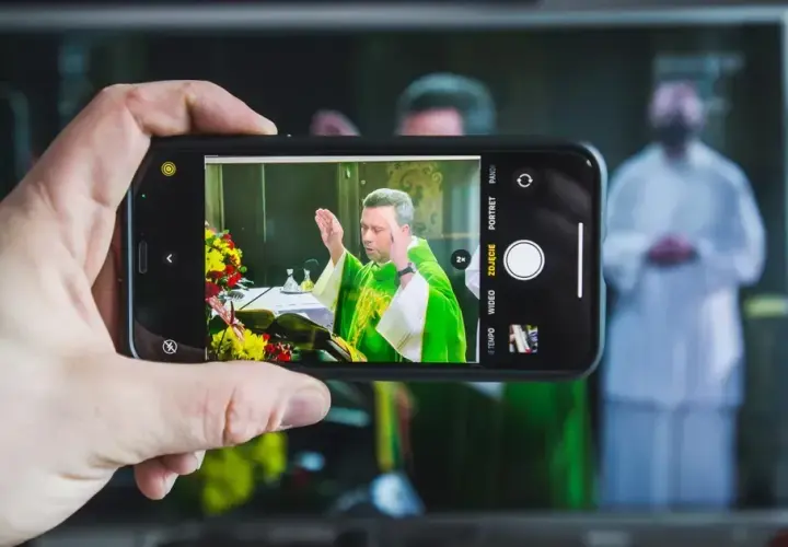Czy msza online to grzech? Sprawdź, co mówi Kościół o tym