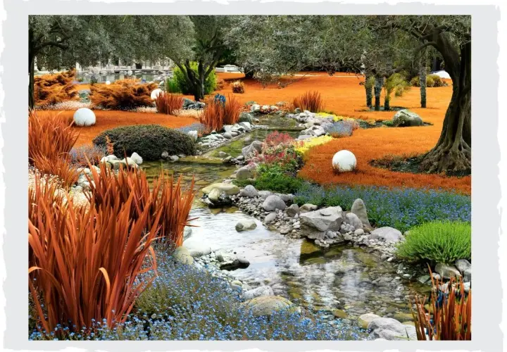 Ein idyllischer asia garten mit einem Bachlauf, orangefarbenem Gras, blauem und rotem Blütenschmuck sowie weißen Kugeln.