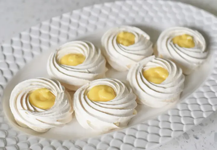 Små marängbottnar fyllda med krämig lemoncurd. Dessa pavlova med lemoncurd ser ljuvliga ut!