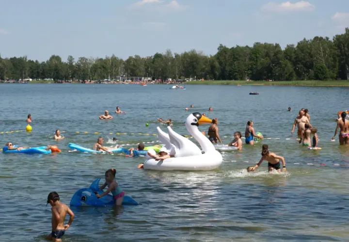Atrakcje nad jeziorem Firlej: Odkryj niezapomniane przygody i relaks