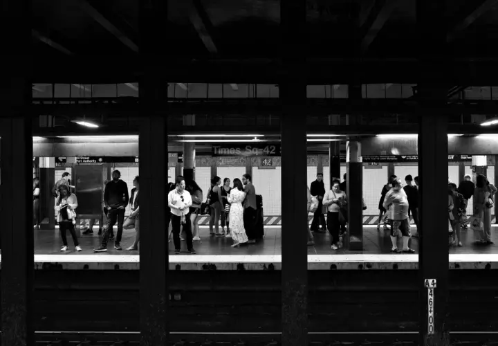 Ludzie czekają na peronie metra w Nowym Jorku. Ta street photography uchwyciła momenty z życia miasta.
